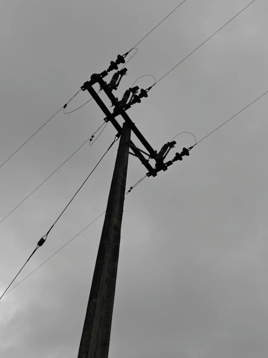 Red de distribución, poste con transformador o empalme en media tensión