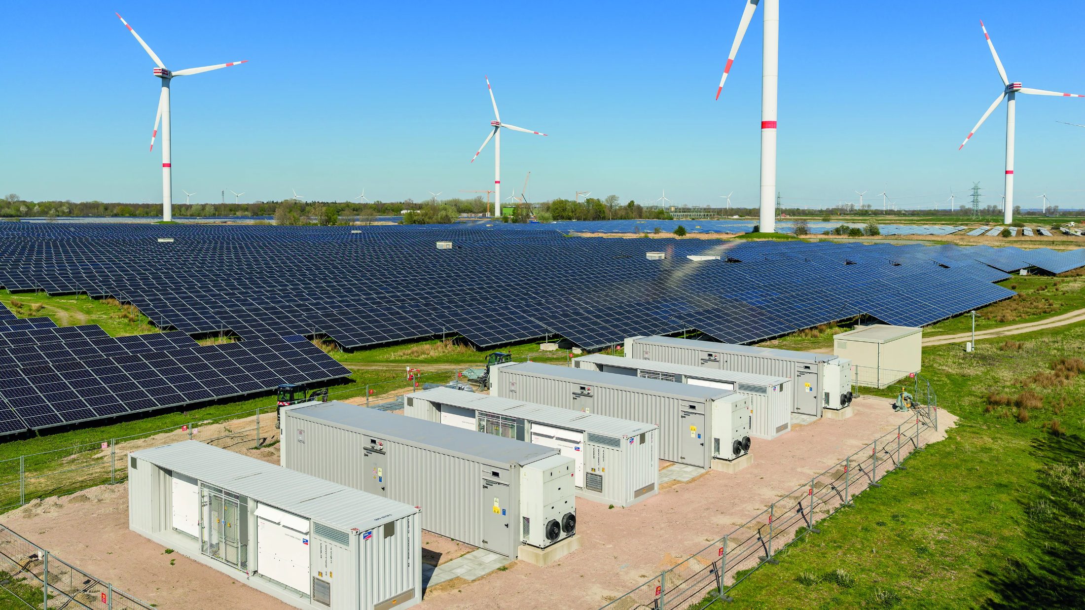Planta solar con sistema de almacenamiento en baterías y parque eólico